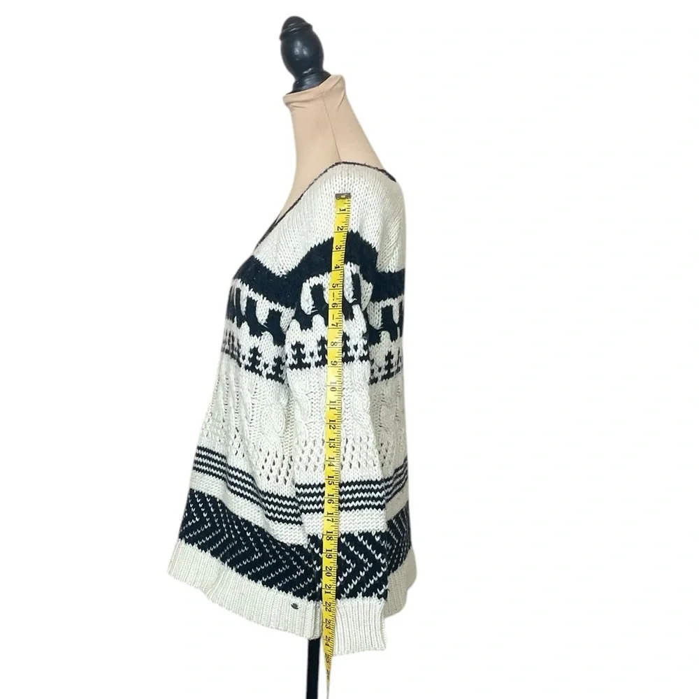 American Eagle Outfitters scoop neckline